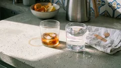 Posso beber álcool depois da vacina da COVID-19? O que diz a evidência e o bom senso